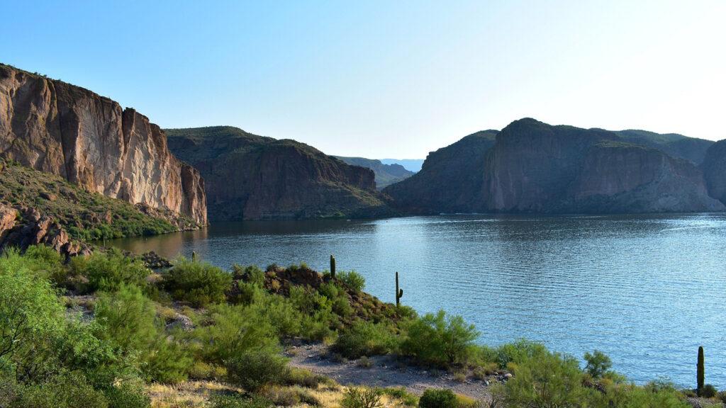 paddle boarding canyon lake