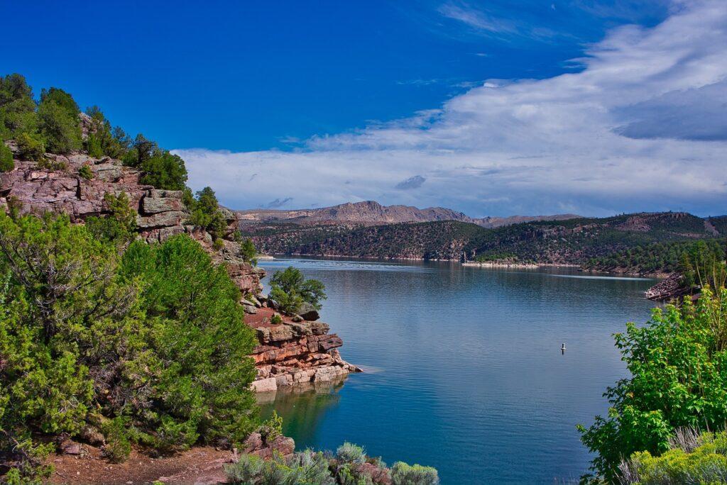 paddle boarding flaming gorge reservoir